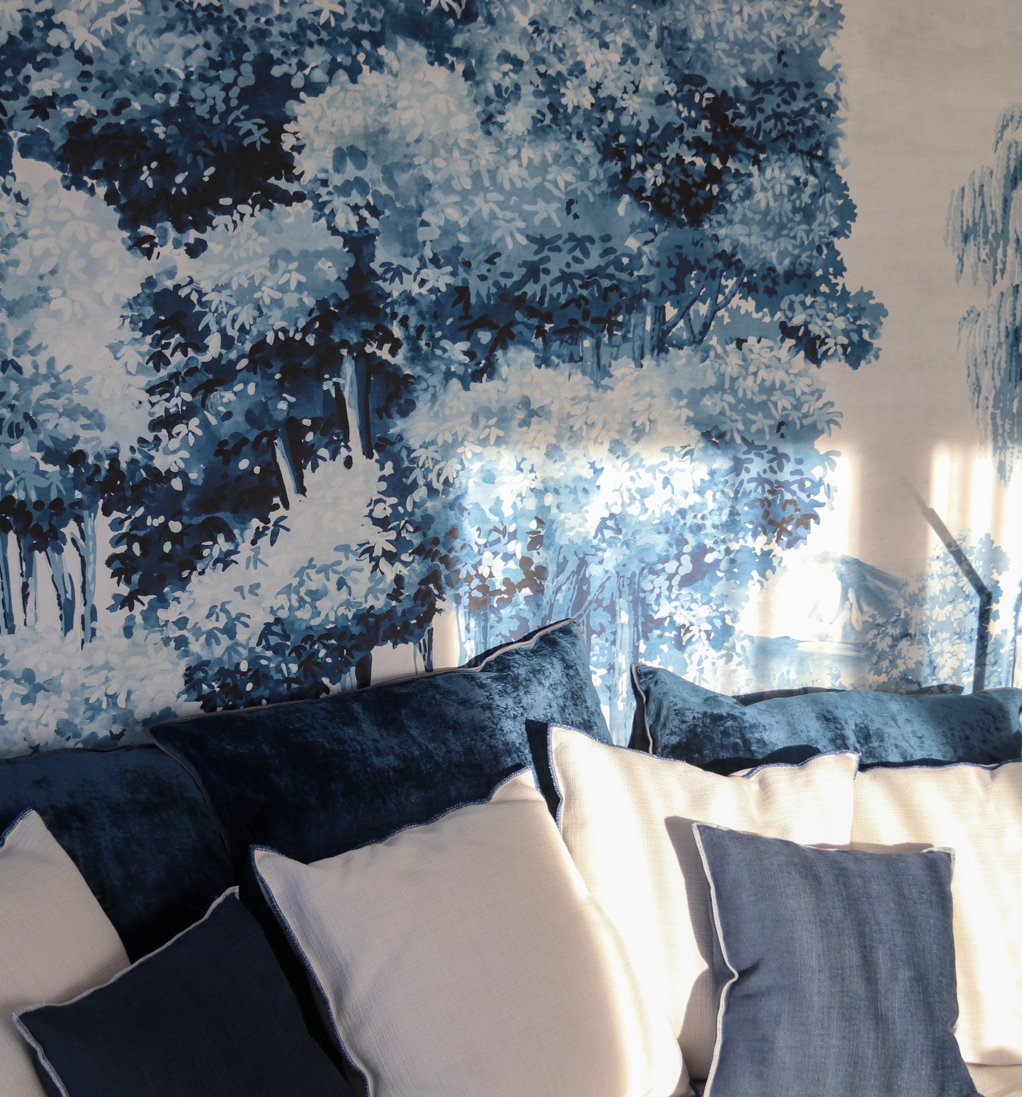 Detailaufnahme von Kissen und Design Tapete im WIN WIN im Medienhafen in Düsseldorf