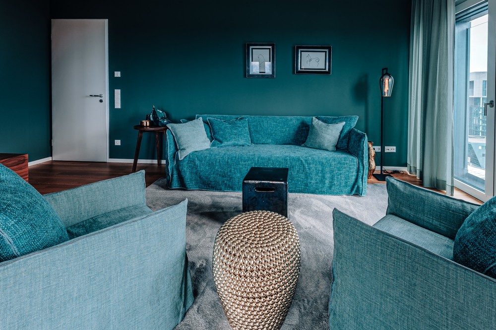 Modernes Wohnzimmer mit weitem Ausblick über den Medienhafen in Düsseldorf im WIN WIN