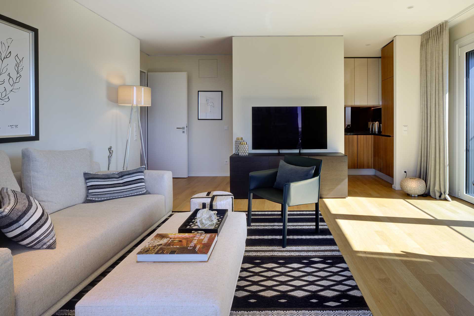 Wohnbereich mit Blick zur offenen Küche – Luxuswohnung Typ U im Medienhafen Düsseldorf kaufen