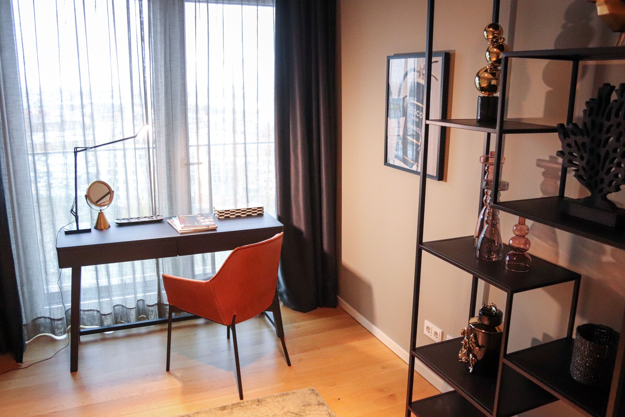 Modernes Homeoffice mit Designmöbeln und bodentiefem Fenster im WIN WIN Tower Düsseldorf