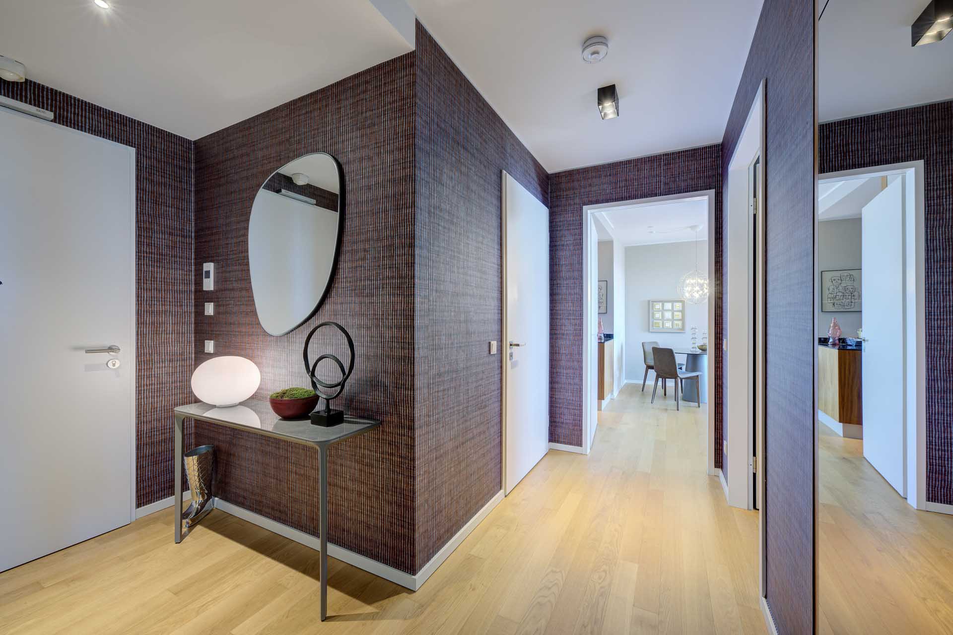 Eleganter Flur mit Konsole, Spiegel und Blick in den Wohnbereich – Luxuswohnung Typ V im WIN WIN Medienhafen Düsseldorf kaufen