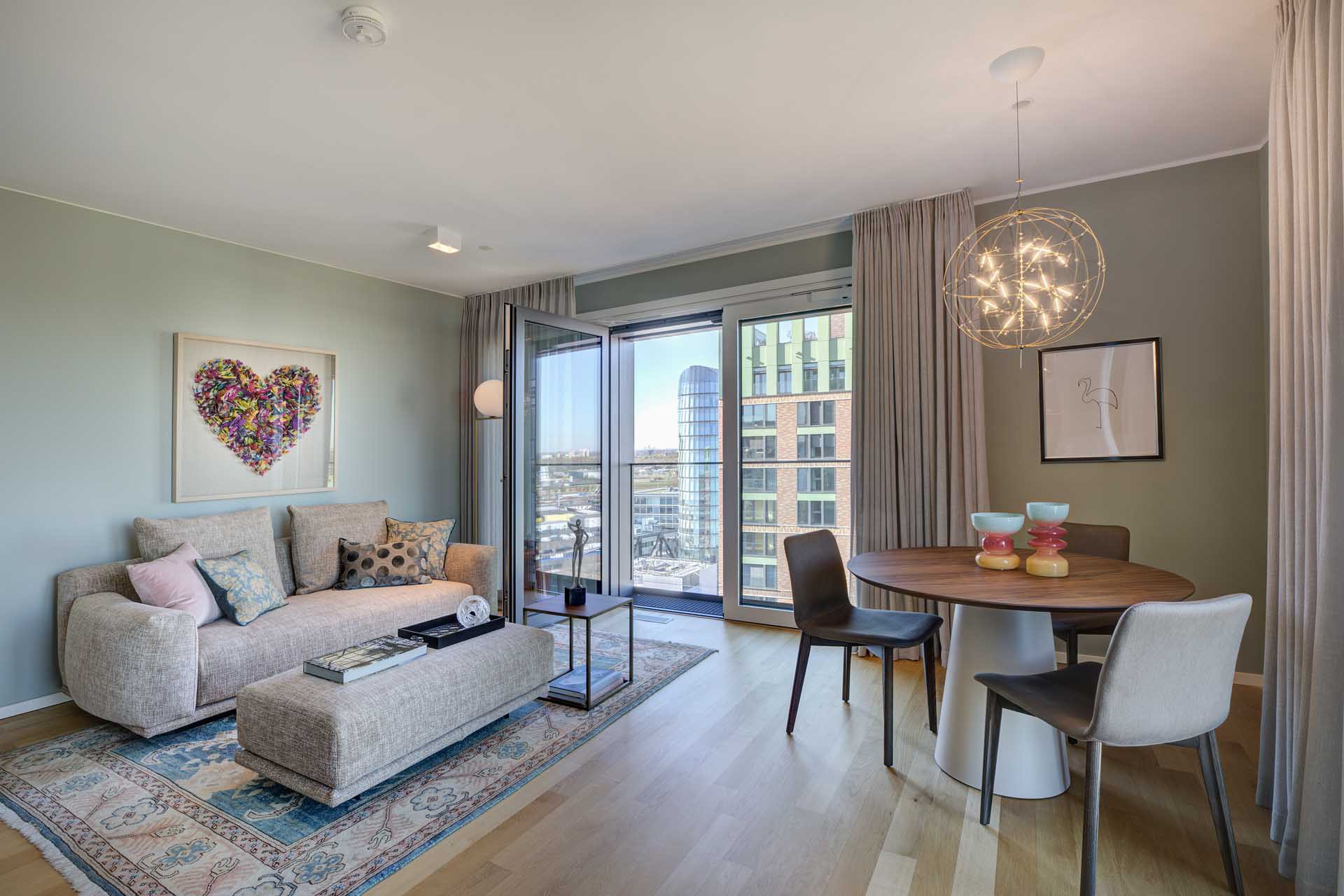 Luxuswohnung im Medienhafen Düsseldorf kaufen – heller Wohn- und Essbereich Typ T im WIN WIN mit Designer-Pendelleuchte und Ausblick