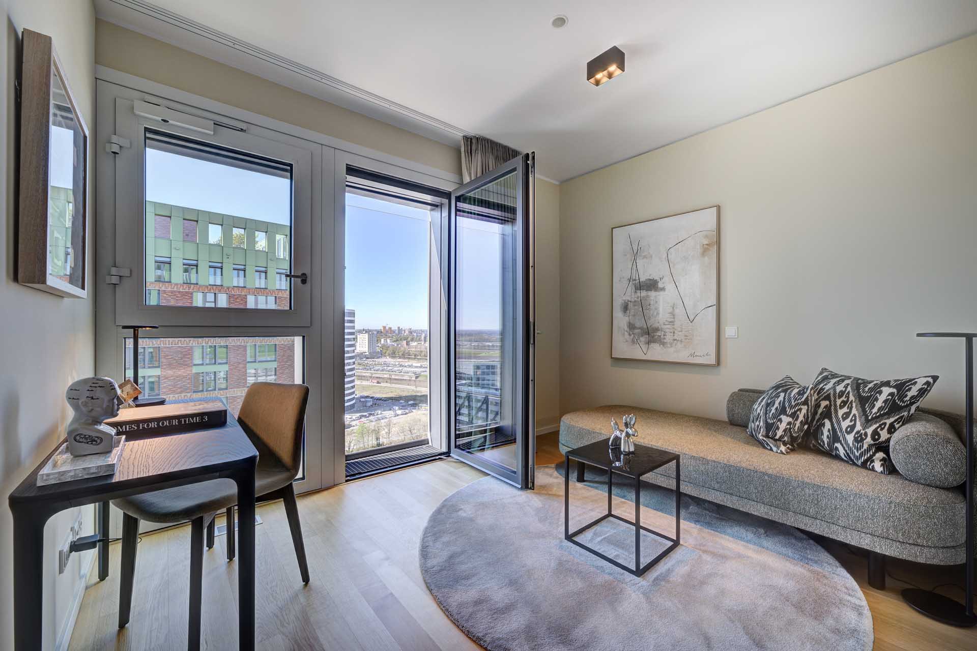 Arbeits- und Gästezimmer mit Tagesbett, Schreibtisch und Blick auf den Rhein und Medienhafen Düsseldorf – Luxuswohnung Typ U kaufen