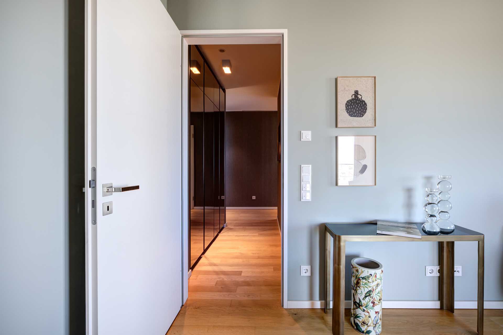 Eleganter Eingangsbereich mit Spiegelschrank – Luxuswohnung Typ T im WIN WIN Medienhafen Düsseldorf kaufen