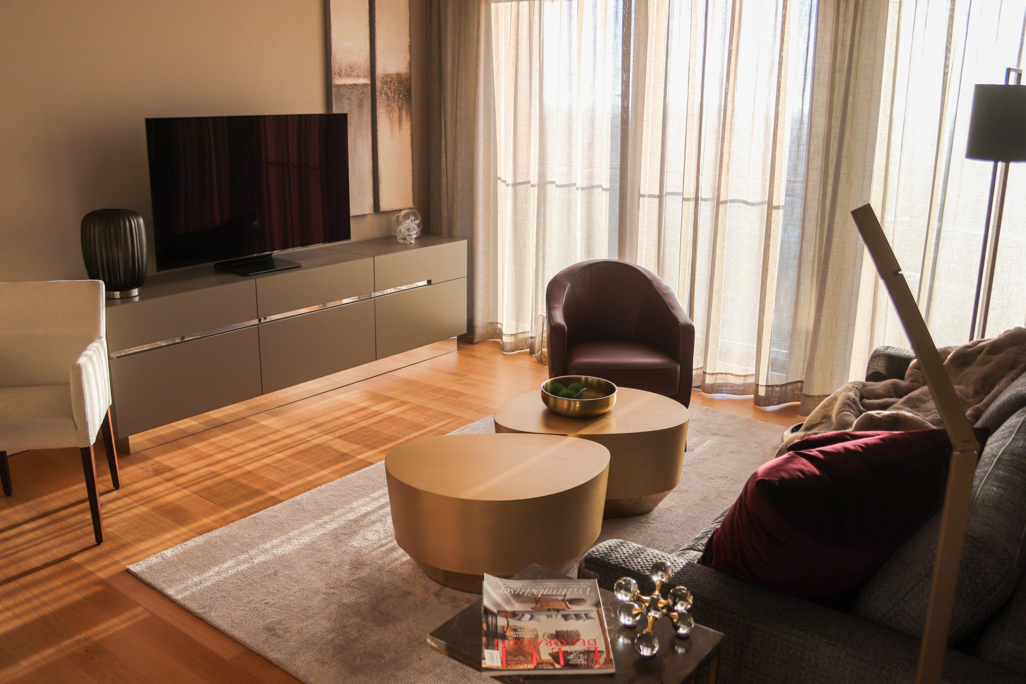 Modernes Wohnzimmer mit weitem Ausblick über den Medienhafen in Düsseldorf im WIN WIN