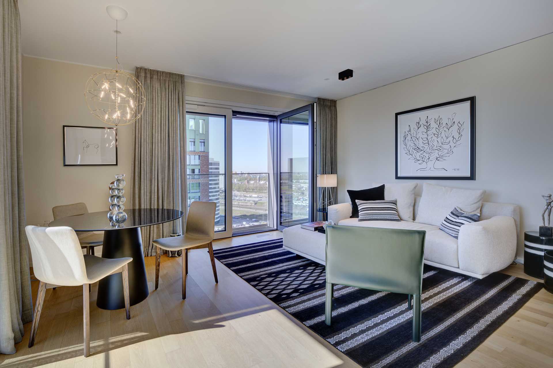 Heller Wohn- und Essbereich mit Designer-Pendelleuchte – Luxuswohnung Typ U im Medienhafen Düsseldorf kaufen