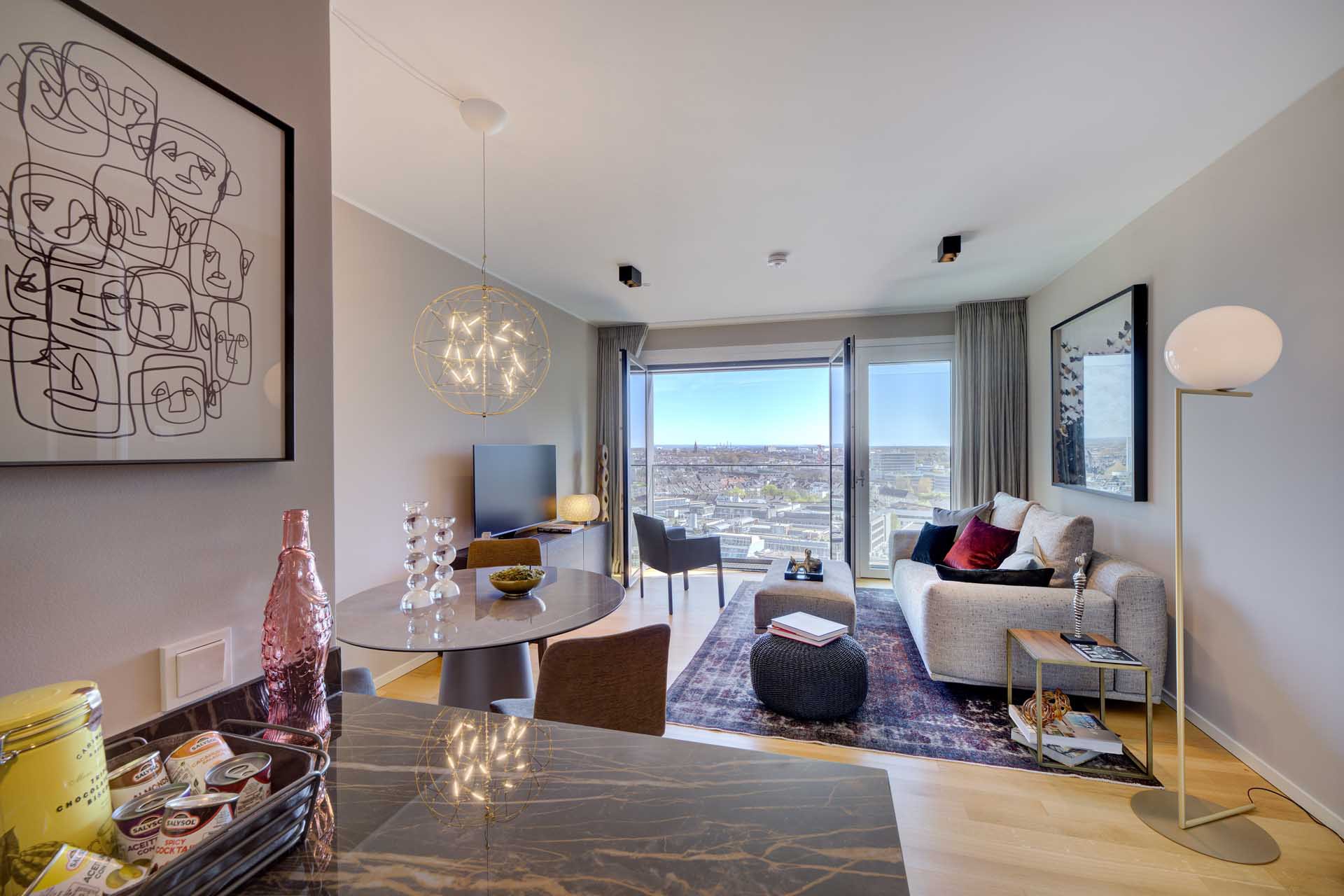 Luxuswohnung kaufen im Medienhafen Düsseldorf – Wohn- und Essbereich Typ V im WIN WIN mit Panoramablick über die Stadt
