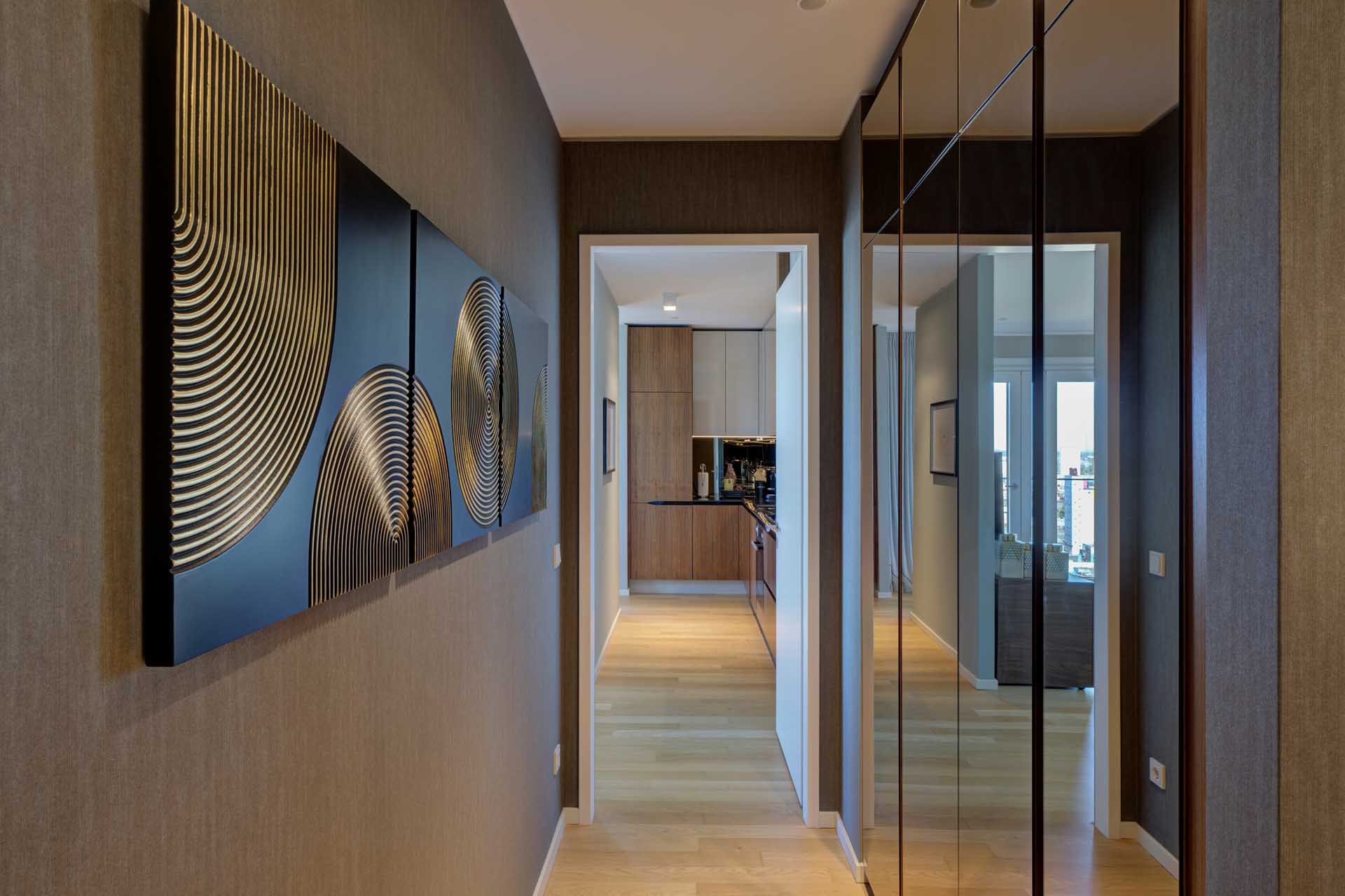 Flur mit Wandkunst und verspiegelter Schrankfront – Luxuswohnung kaufen im Medienhafen Düsseldorf, Typ T