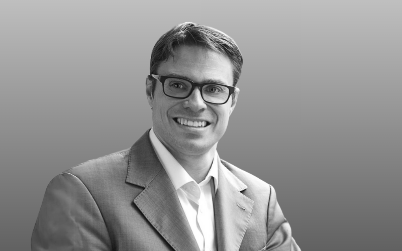 Portrait von Konstantin Voswinkel für die Vermietung der Luxuswohnungen im Medienhafen Düsseldorf im WIN WIN