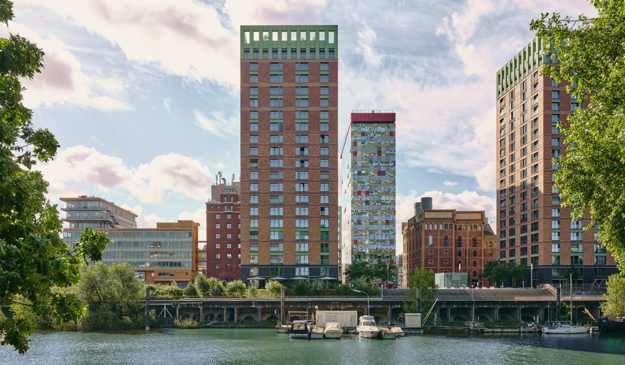 Ansicht der WIN WIN Türme im Medienhafen Düsseldorf mit Blick über das Hafenbecken und die umliegende Architektur bei Tageslicht.