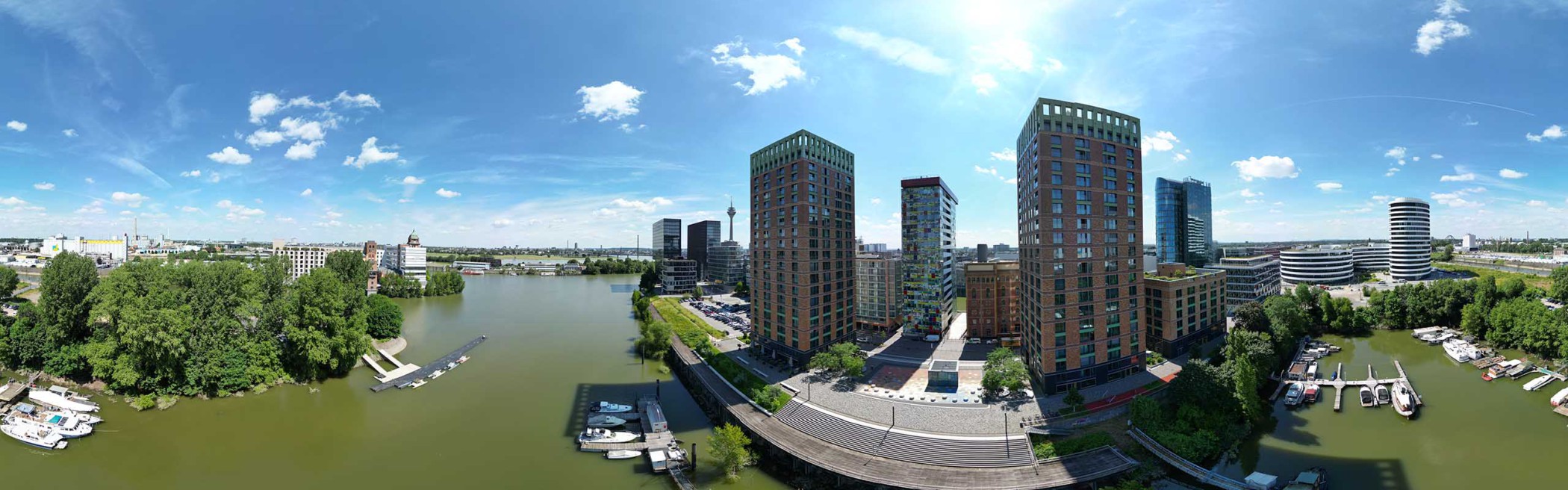 Panoramaaufnahme des Medienhafens mit den beiden WIN WIN Türmen am Hafenbecken und Bootsanlegern