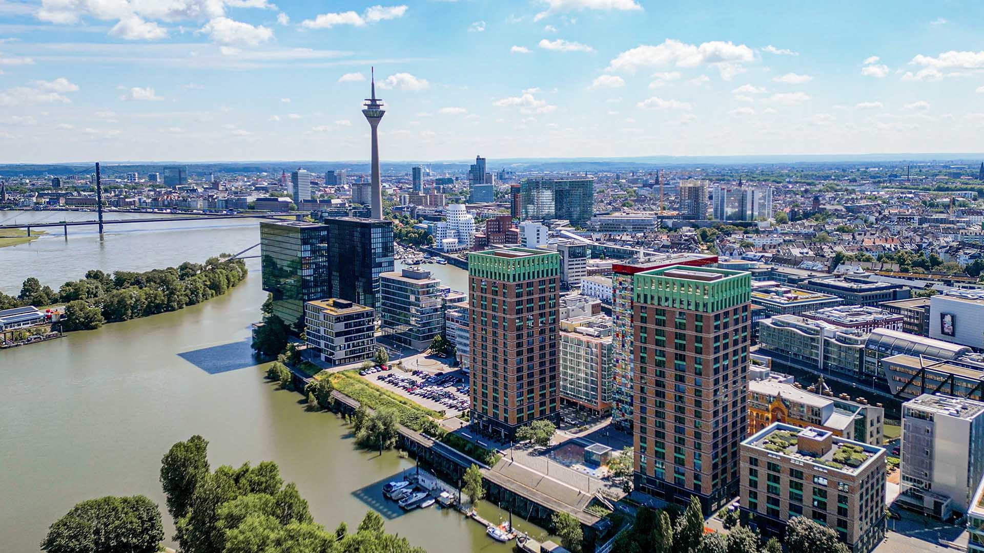 Luftbild der WIN WIN Türme am Rhein mit Blick über Düsseldorf und den Rheinturm