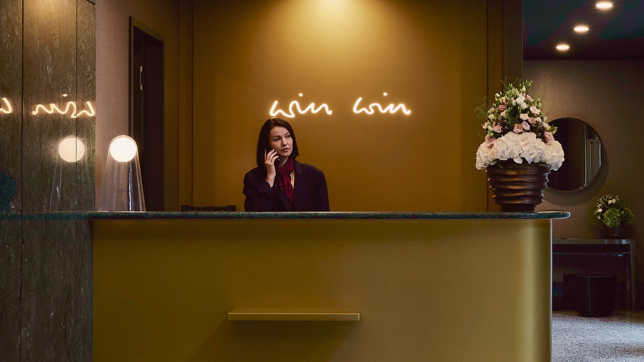 Concierge-Service in der Lobby des WIN WIN im Medienhafen Düsseldorf