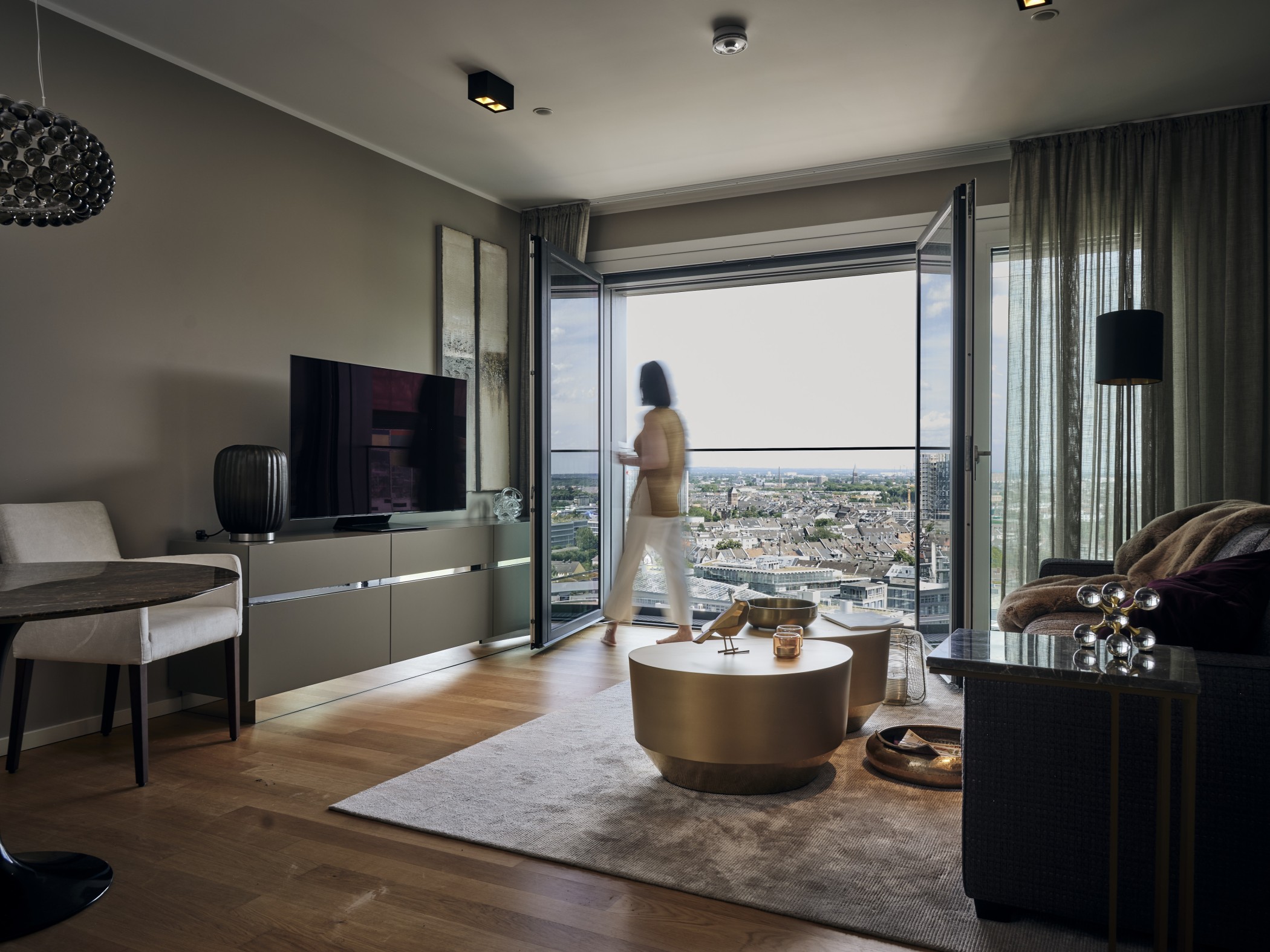 Innenaufnahme einer WIN WIN Wohnung im Medienhafen Düsseldorf mit bodentiefer Panoramafront und weitem Stadtblick.