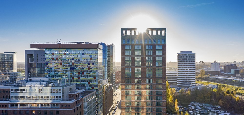 Luftaufnahme der WIN WIN Türme mit Blick auf den Medienhafen Düsseldorf und das Hafenbecken aus nordöstlicher Perspektive.