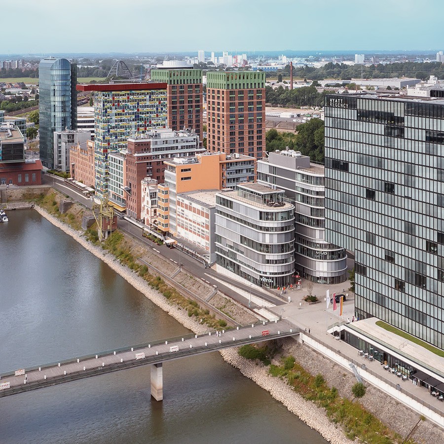 Luftaufnahme der WIN WIN Türme mit Blick auf den Medienhafen Düsseldorf und das Hafenbecken aus nordöstlicher Perspektive.