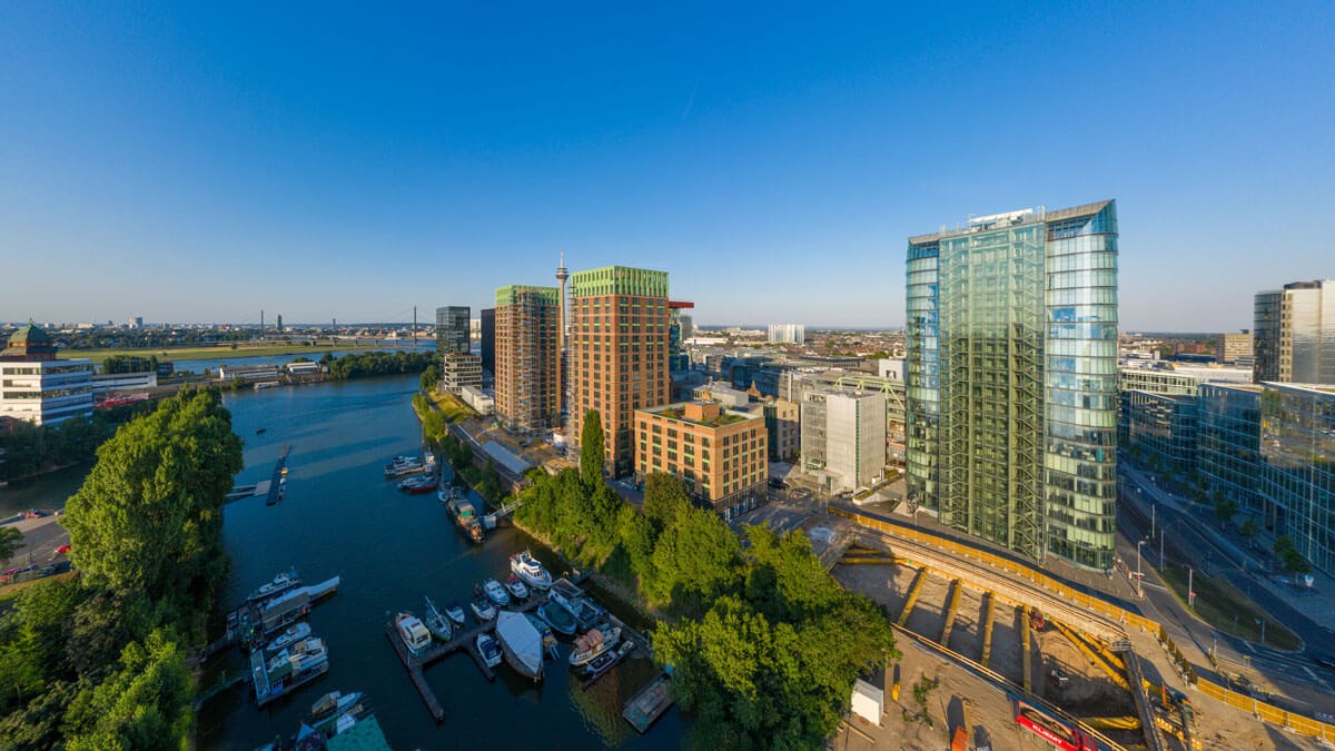 Drohnenaufnahme der WIN WIN Tower-Baustelle im Düsseldorfer Medienhafen mit Blick auf die umliegenden Hafenanlagen
