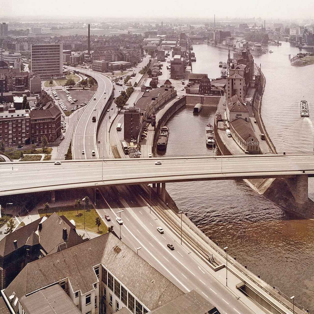 Historisches Bild des Düsseldorfer Hafens welcher später zum Medienhafen werden wird.