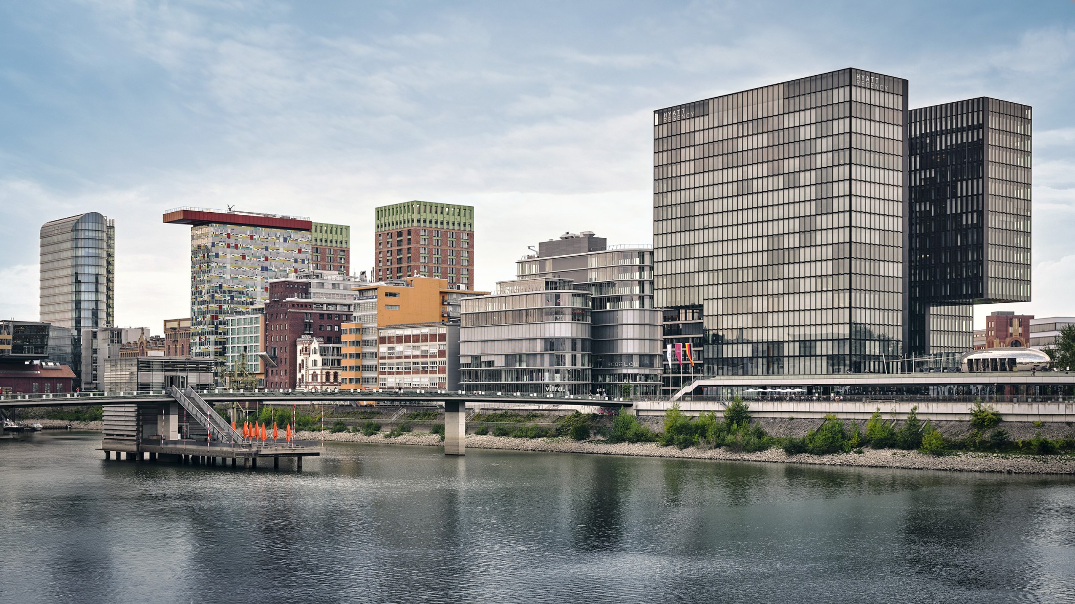 Hafenbecken des Medienhafen Düsseldorf mit den WIN WIN Türmen im Hintergrund.