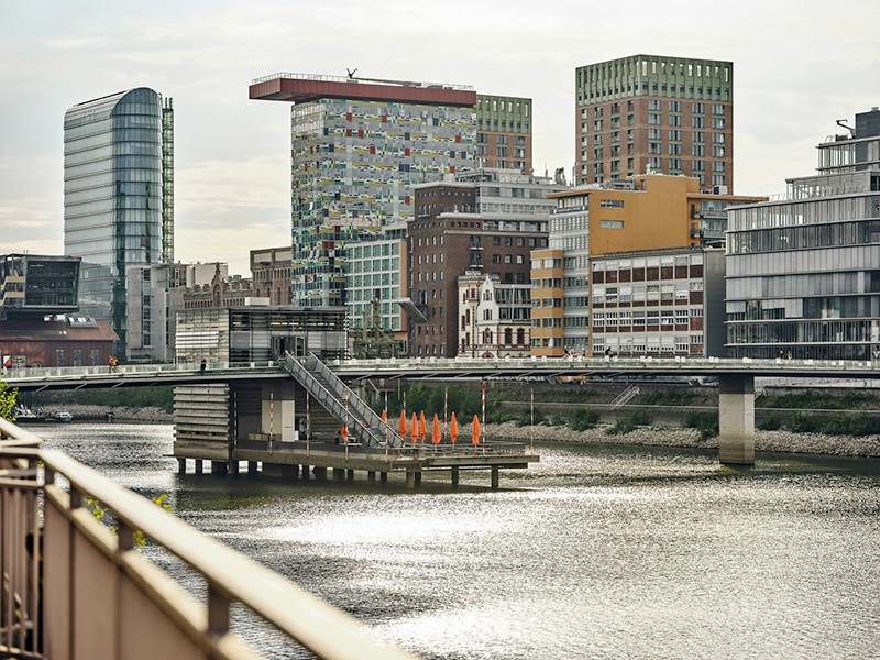 Blick über das Hafenbecken des medienhafen Düsseldorf mit den WIN WIN Türmen im Hintergrund