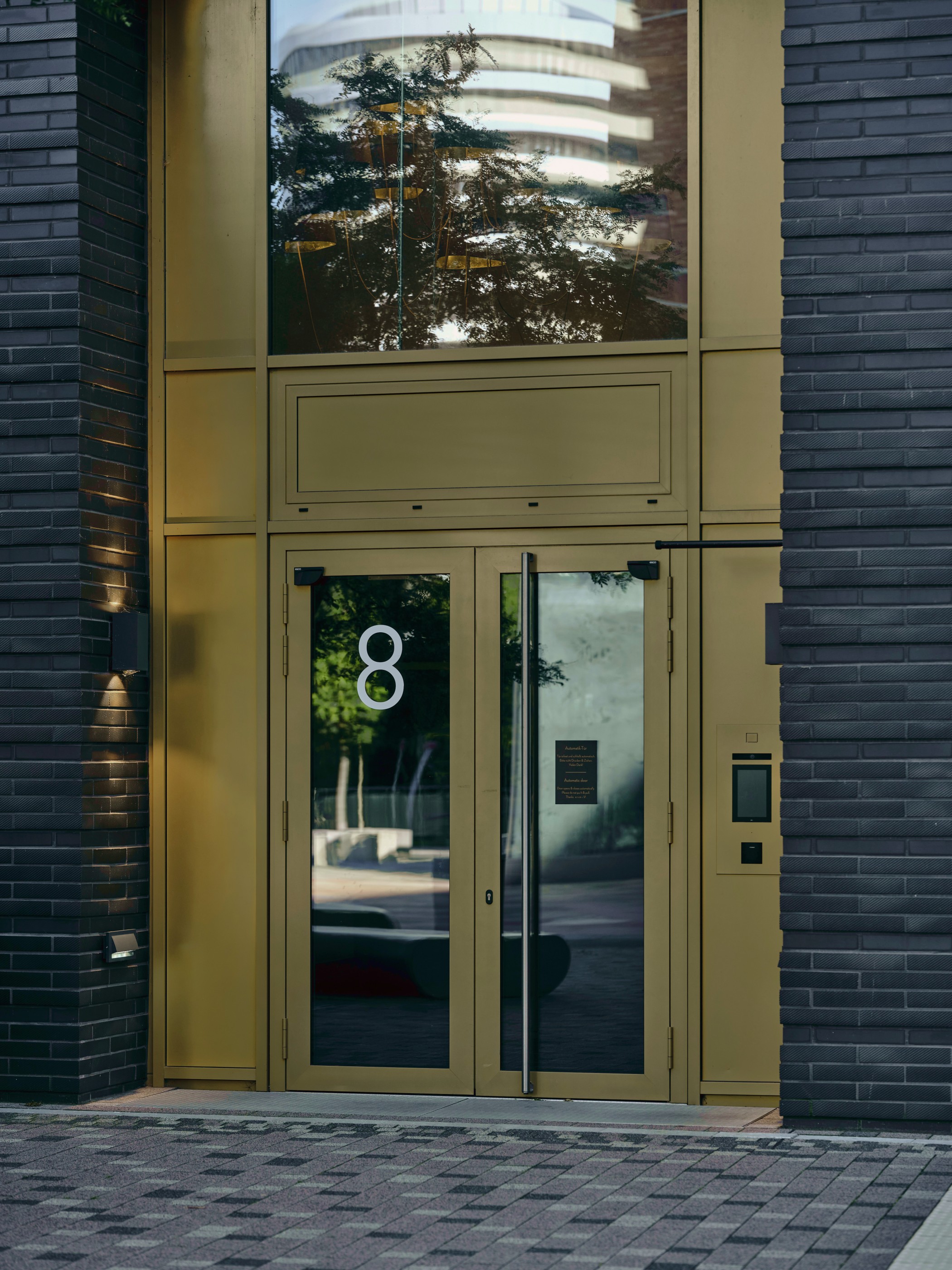 Repräsentative Eingangstür zum WIN WIN Turm im Medienhafen Düsseldorf